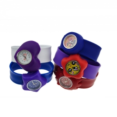 El color barato del estilo de la promoción popular del color embroma el reloj