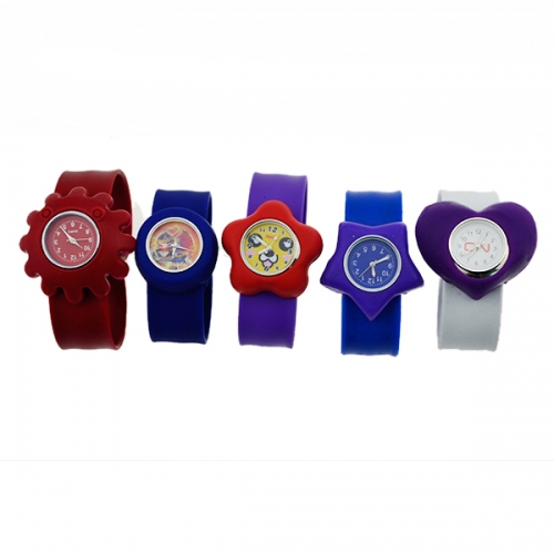 El color barato del estilo de la promoción popular del color embroma el reloj